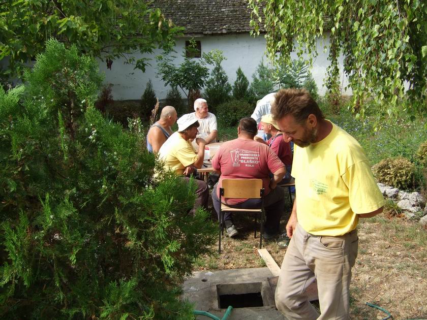 Pihennek a munkások.