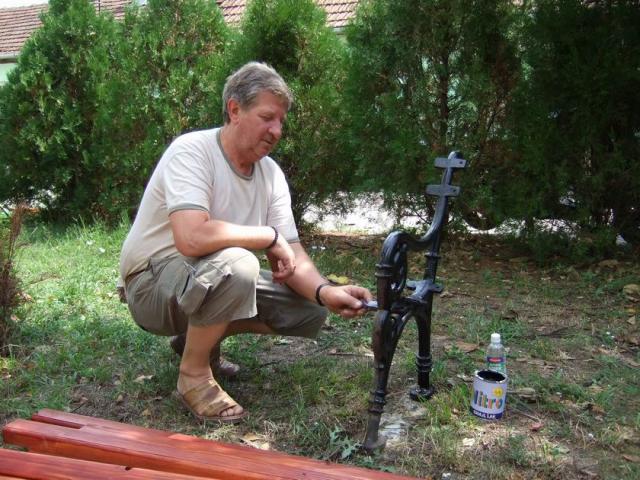 Goga György vállalata az új padok előkészítését.