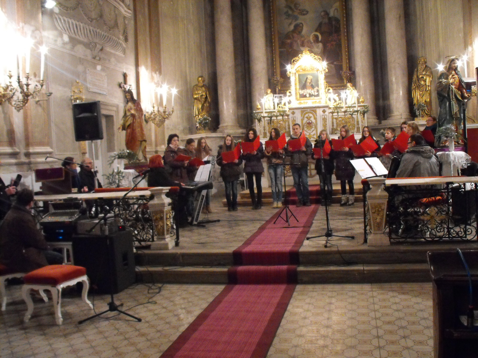 2013.12.22. - Karacsonyi karavan Fehertemplomon 011