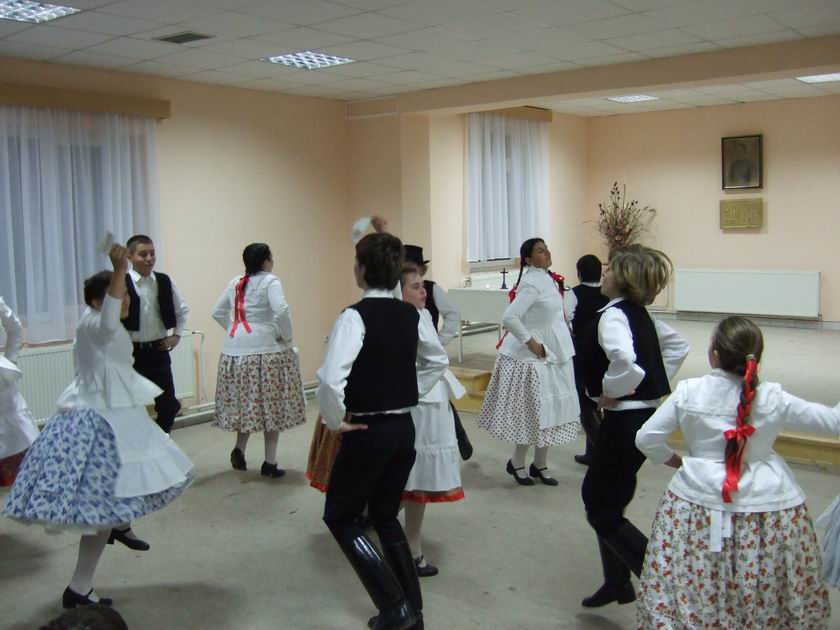 Kankalin néptánccsoport.