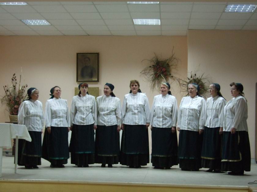 Az Árvácska asszonykórus.