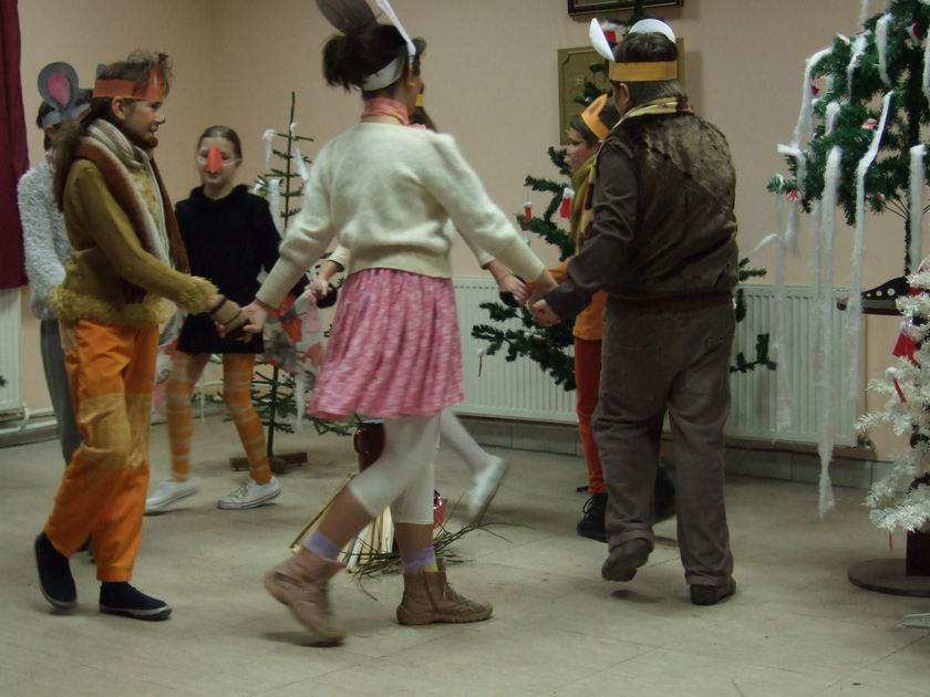 Jelenet a mesejátékból.