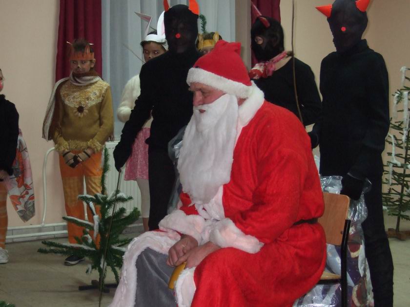 A Mikulás a gyerekekhez szól.