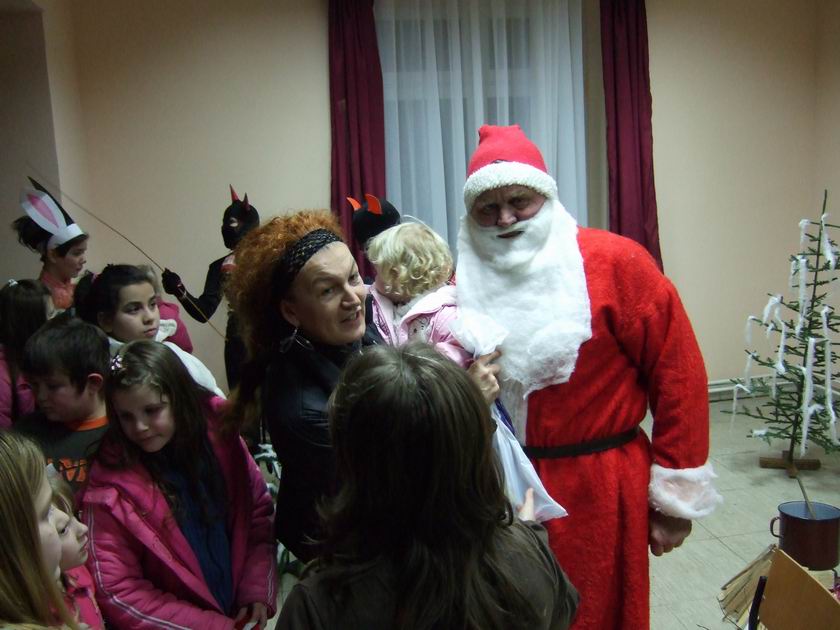 Fényképezkedás a Mikulással.