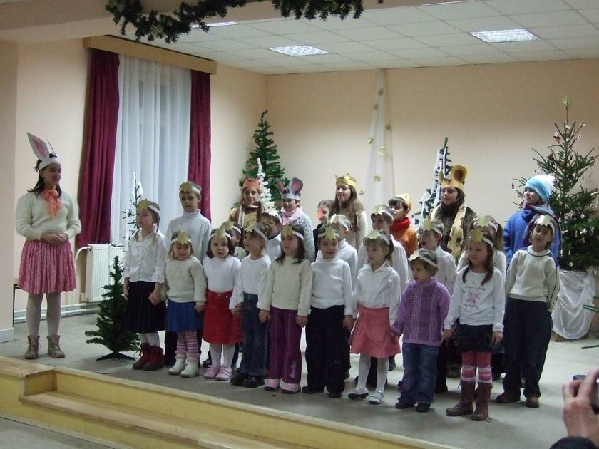 Az Iboly csoport énekszámokkal vett részt a műsorban.